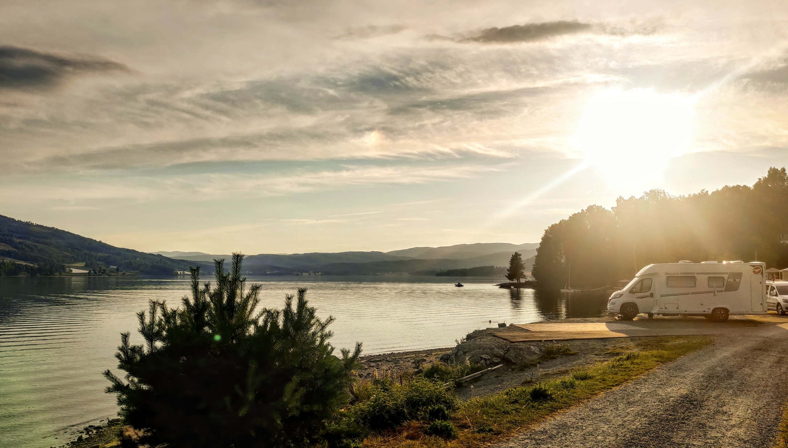 Main Camper am Fjord in Norwegen