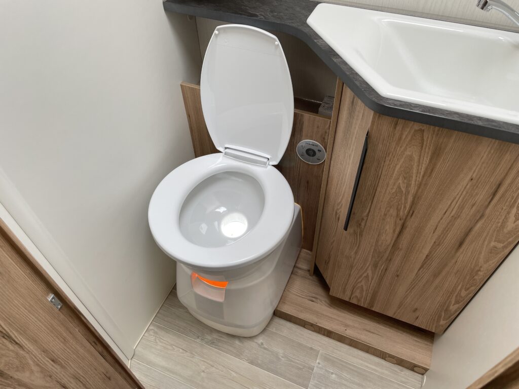 Dometic-Kassettentoilette vor dem Umbau